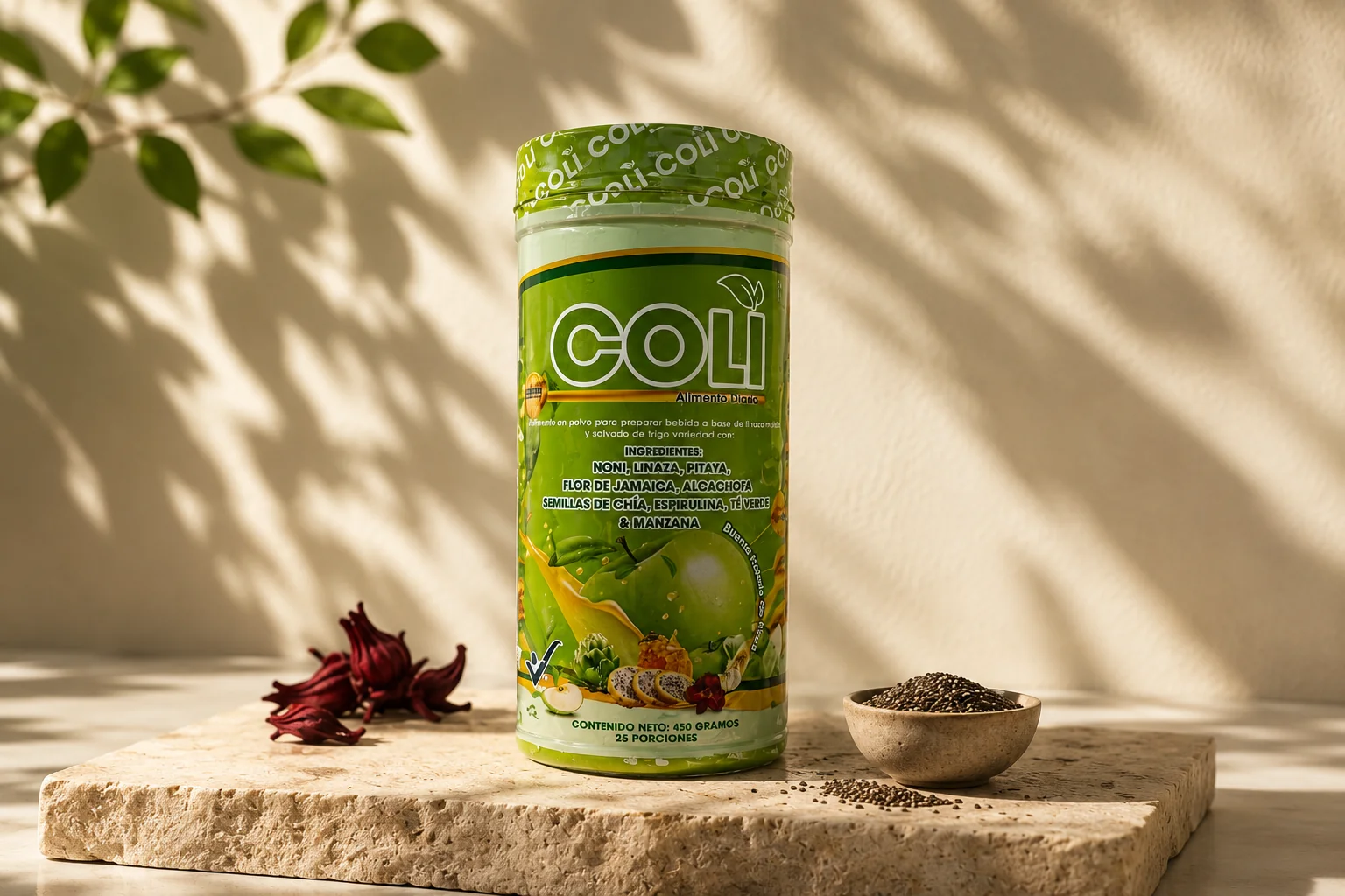 Envase de Coli Plus sobre una superficie de travertino con luz natural cálida